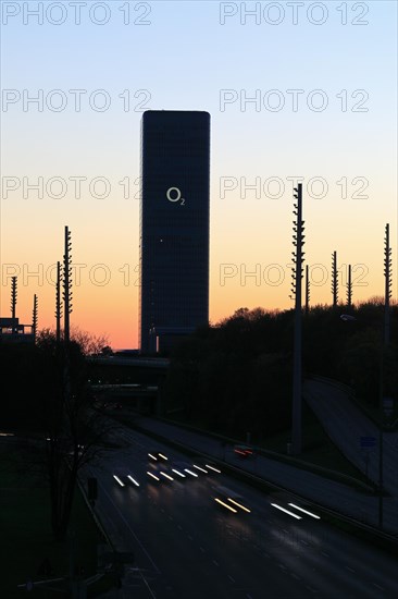 O2 Tower vor Abendrot