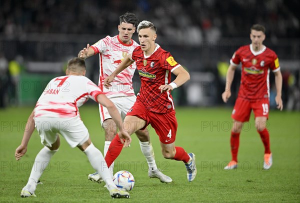 Duel Nico Schlotterbeck SC Freiburg SCF against Willi Orban RasenBallsport Leipzig RBL