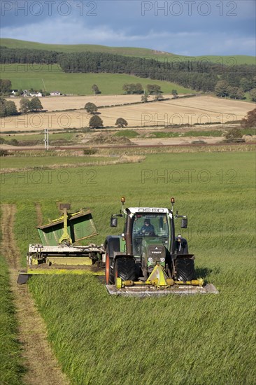 Second cut mowing with front and rear mounted mower conditioners on Fendt tractor