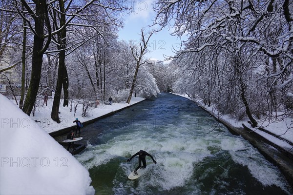 Surfers at the Eisbach wave below Prinzregentenstrasse