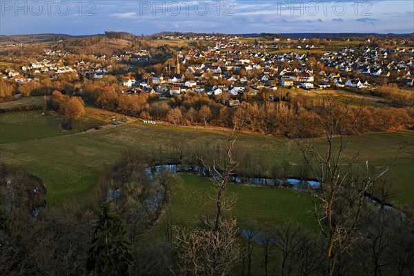 Der Fluss Moehne im Tal mit dem Ortsteil Allagen im Abendlicht