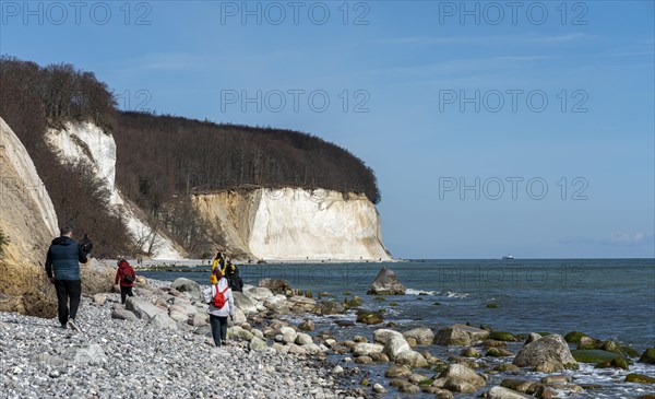 Touristen und Wanderer an den Kreidefelsen der Piratenschlucht in Sassnitz