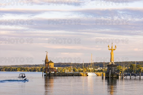 Motorboot und die Imperia im Hafen