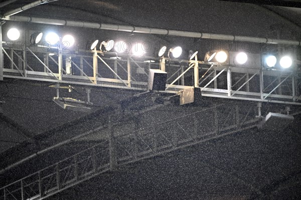 Flutlichtanlage bei starken Regenfaellen Mercedes-Benz Arena