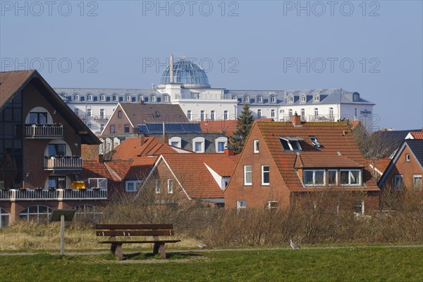 Ortsansicht mit Strandhotel