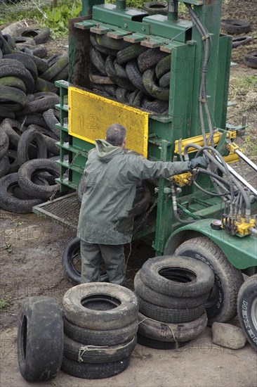 Recycling rubber tyres