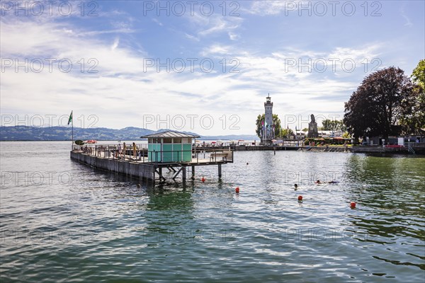 Badeanstalt Roemerbad und Leuchtturm im Hafen