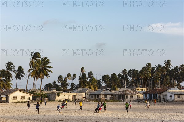 Kinder spielen Fussball auf Dorfplatz in Paje