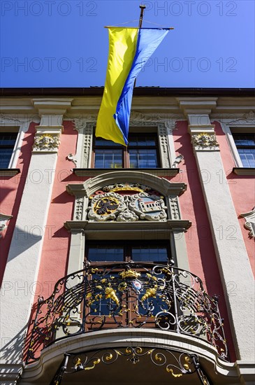 Barocke Rathausfassade mit Wappen und Balkon