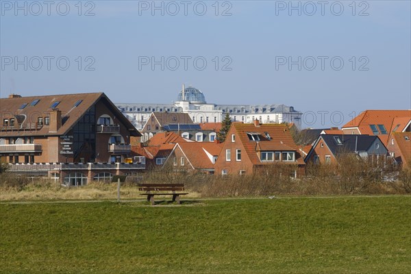 Ortsansicht mit Strandhotel