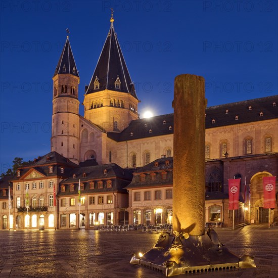 The high St. Martin's Cathedral and Heunensaeule on the market square