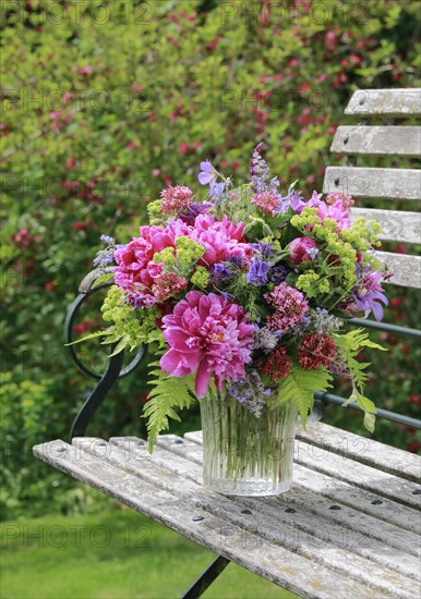 Colourful bouquet in red