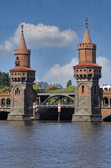 Oberbaum bridge over the Spree river