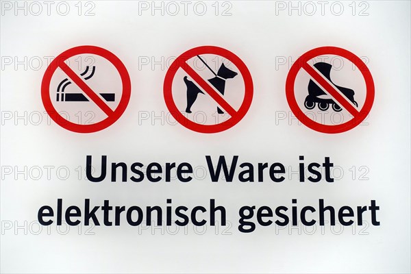 Warnschild mit drei Piktogrammen