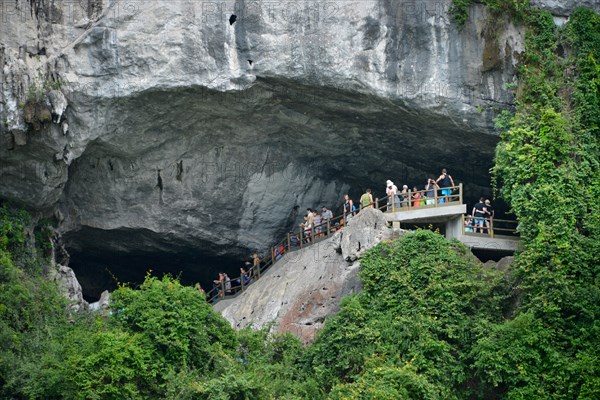 Hang Sung Sot Cave