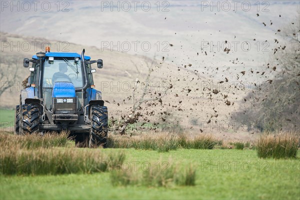 New Holland TS115 tractor with muckspreader