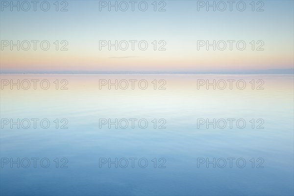 Abendstimmung ueber dem Bodensee Aussicht von Arbon im Kanton Thurgau