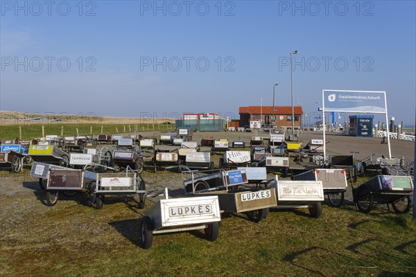 Handwagen fuer Urlaubergepaeck am Hafen