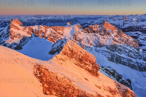 Aussicht vom Saentis bei Sonnenuntergang mit Blick auf Altmann