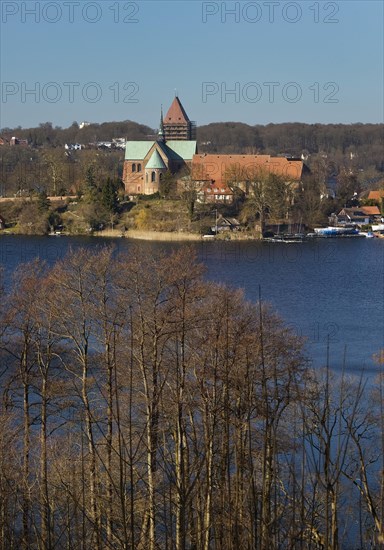 Schoene Aussicht auf Ratzeburg mit dem Domsee und dem Dom