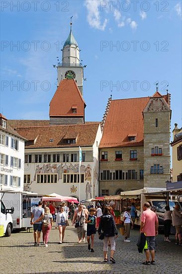 Market on the Hofstatt with town hall and St. Nicholas church