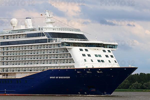 Cruise ship Spirit of Discovery leaves the port of Hamburg on the Elbe