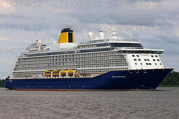 Cruise ship Spirit of Discovery leaves the port of Hamburg on the Elbe