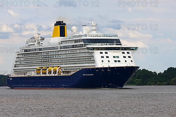 Cruise ship Spirit of Discovery leaves the port of Hamburg on the Elbe