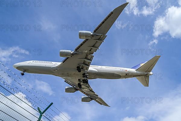 Landing approach aircraft jumbo jet Lufthansa Boeing 747-830