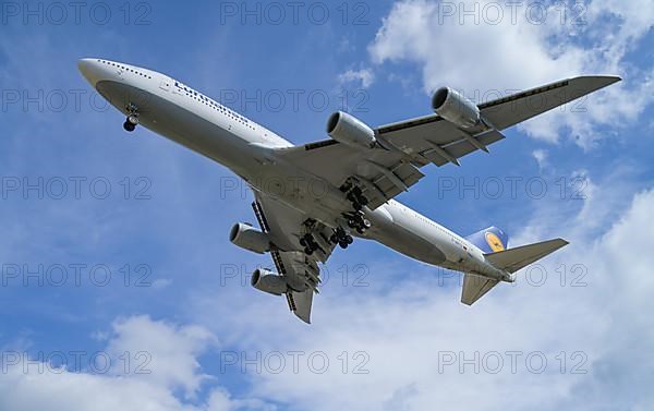 Landing approach aircraft jumbo jet Lufthansa Boeing 747-830