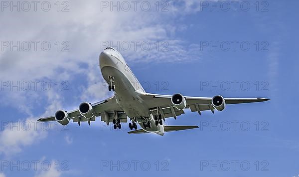 Landing approach aircraft jumbo jet Lufthansa Boeing 747-830