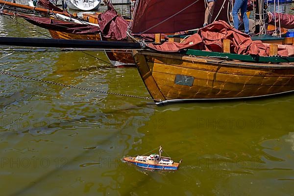 Model boat in front of Zeesenboot