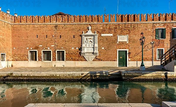 Entrance portal and gate Ingresso allAcqua of the Arsenal