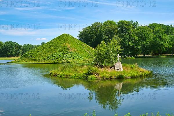 Lake pyramid