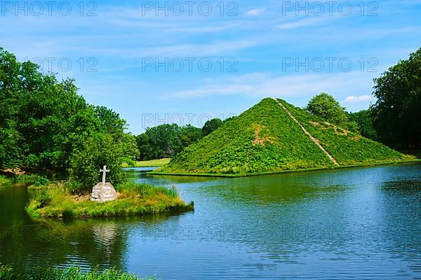 Lake pyramid