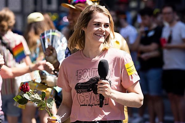 Satirist Hazel Brugger does interviews at the CSD parade