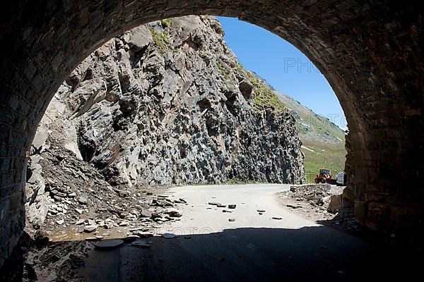 Mountain road behind tunnel hit by rockslide