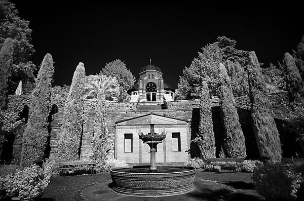 Fountain and pavilion Belvedere in Moorish style