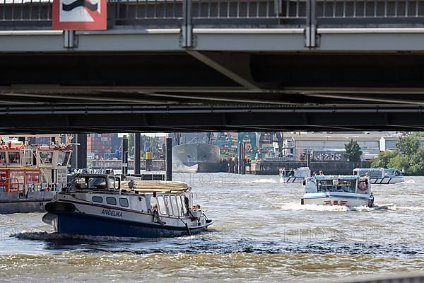 Launches on a harbour tour below the Binnenhafenbruecke