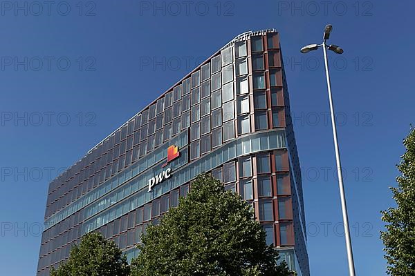  PricewaterhouseCoopers AG Photo12 imageBROKER Karl F Schoefmann