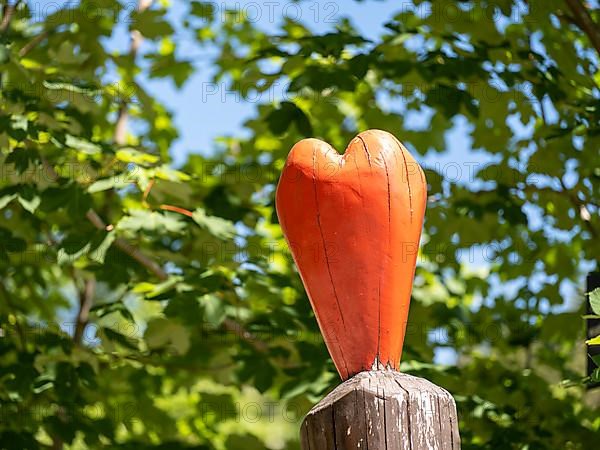 Red wooden heart on the Liebesbankweg