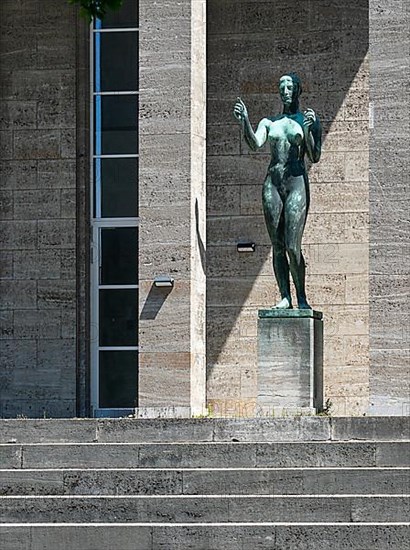 Decathlete and winner at the entrance of the pillar hall in the Olympiapark