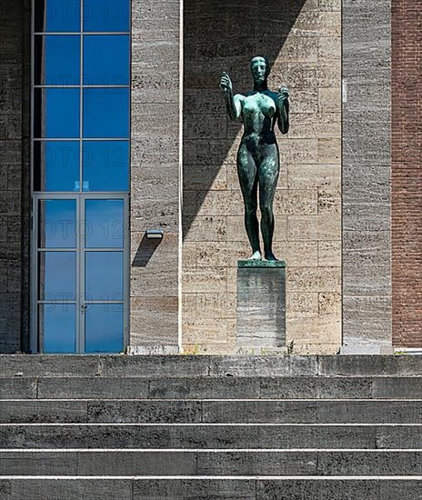 Decathlete and winner at the entrance of the pillar hall in the Olympiapark