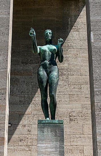 Decathlete and winner at the entrance of the pillar hall in the Olympiapark