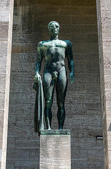 Decathlete and winner at the entrance of the pillar hall in the Olympiapark