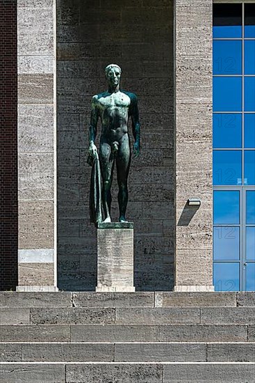 Decathlete and winner at the entrance of the pillar hall in the Olympiapark