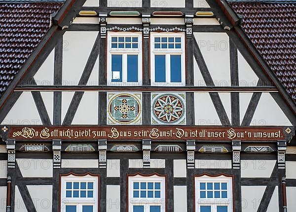 Half-timbered house decorated with carvings and the inscription 'Wo Gott nicht giebt zum Haus sein Gunst. Da ist all' unser Bau'n umsonst'