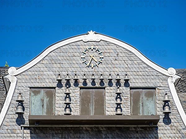 Glockenspiel at the Kaiserringhaus with slate facade