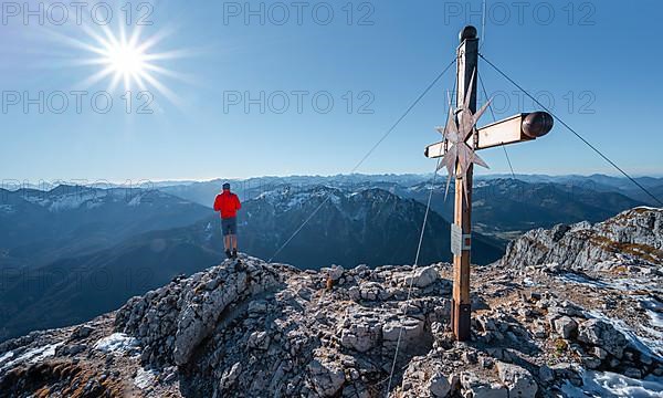 Mountaineer at the summit of the Guffertspitze