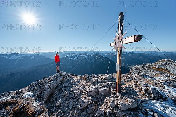 Mountaineer at the summit of the Guffertspitze